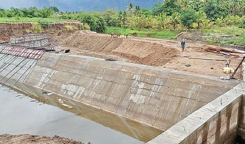 லோயர்கேம்ப் பெரியாற்றின் குறுக்கே கட்டப்படும் தடுப்பணை. படம்:என்.கணேஷ்ராஜ்