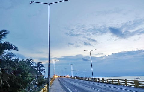 இருளில் மூழ்கிய பாம்பன் சாலை பாலம் - வாகன ஓட்டிகள் அச்சம்