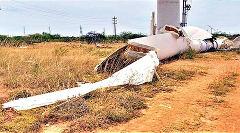 கயத்தாறு அருகே அய்யனார் ஊத்து பகுதியில்  உள்ள காற்றாலை பண்ணையில் உடைந்து விழுந்த காற்றாடி.