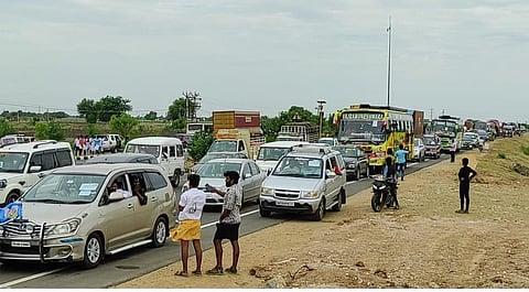 மறியல் போராட்டம் காரணமாக நான்குவழிச்சாலையில் அணிவகுத்து நின்ற வாகனங்கள்.
