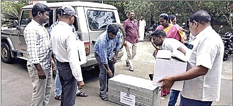 முன்னாள் அமைச்சர் ஆர்.காமராஜூக்கு எதிராக திருவாரூர் மாவட்ட குற்றவியல் நீதிமன்றத்தில் தாக்கல் செய்ய 810 பக்கங்கள் கொண்ட குற்றப் பத்திரிகையை கொண்டு வந்த லஞ்ச ஒழிப்பு போலீஸார்.