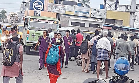 நசரத்பேட்டையில் நெரிசல் சிக்னலும் இயங்கவில்லை: சீர்படுத்த போலீஸும் இல்லை