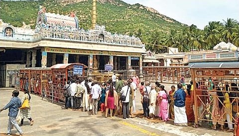 திருவண்ணாமலை அண்ணாமலையார் கோயிலில் இடைத்தரகர்கள் ஆதிக்கம்
