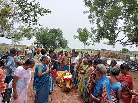 கோயில் காளை உயிரிழப்பு: ஊர்வலமாக எடுத்துச் சென்று அடக்கம் செய்த தஞ்சை கிராமத்தினர்!