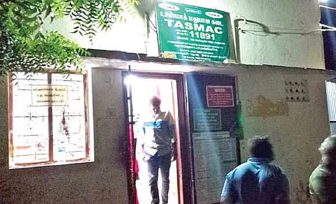 அருப்புக்கோட்டை அருகே டாஸ்மாக் ஊழியர்களிடம் அரிவாளை காட்டி மிரட்டி ரூ.1.53 லட்சம் கொள்ளை