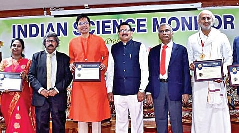 சென்னையில் நேற்று நடைப பெற்ற நிகழ்ச்சியில், சர் .ஜெ .சி.போ ஸ் விருது பெற்றவர்களுடன் தமிழ்நாடு டாக்டர் அம்பேத்கர் சட்டப் பல்கலை . துணைவேந்தர் என்.எஸ்.சந்தோஷ்குமார் , பேராசிரியர் ஏ.ராமச்சந்திரன், இந்தியன் சயின்ஸ் மானிட்டர் அமைப்பு இயக்குநர் டி.கே .வி.ராஜன் உள்ளிட்டோர்.