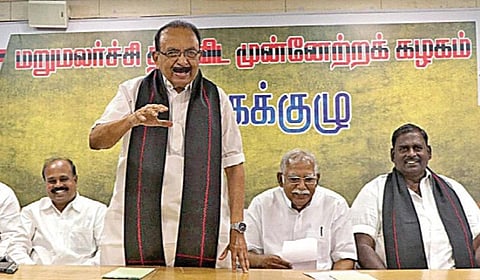 சென்னையில் நேற்று நடைபெற்ற மதிமுக நிர்வாகக் குழுக் கூட்டத்தில்
பேசிய கட்சியின் பொதுச் செயலாளர் வைகோ. உடன் , அவைத் தலைவர் அ.அர்ஜுனராஜ் மற்றும் நிர்வாகிகள். படம்: ம.பிரபு