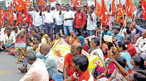 உள்ளாட்சிகளில் தூய்மைப் பணியை தனியார் மயமாக்குவதை கண்டித்து, சென்னை மாநகராட்சி ரிப்பன் மாளிகை முன்பாக சிஐடியு மாநிலச் செயலாளர் திருவேட்டை தலைமையில் மறியல் போராட்டம் நேற்று நடைபெற்றது. இதில் சிஐடியு மாநில துணைப் பொதுச்செயலாளர் எஸ்.கண்ணன், சென்னை மாநகராட்சி செங்கொடி சங்க பொதுச் செயலாளர் பி.சீனிவாசலு உள்ளிட்டோர் கலந்து கொண்டனர். படம்: ம.பிரபு
