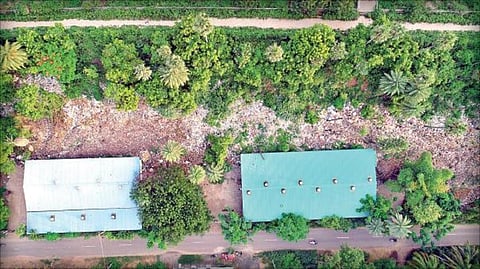 வேலூர் ஓட்டேரி ஏரிக்கரையில் உள்ள திடக்கழிவு மேலாண்மை குப்பை கிடங்கு அருகே மலைபோல் மூட்டை, மூட்டையாக குவிந்துள்ள கழிவுகள்.படம்: வி.எம்.மணிநாதன்.