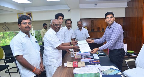 தான் பயின்ற மாநகராட்சிப் பள்ளிக்கு ரூ.20 லட்சம் நிதி வழங்கிய சாலமன் பாப்பையா!