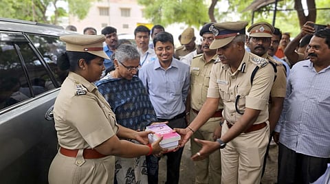 கோவை மத்திய சிறைக்கு ஆய்வுக்காக வந்த உள்துறை கூடுதல் தலைமைச் செயலாளர் அமுதாவை வரவேற்ற சிறைத்துறை டிஐஜி சண்முகசுந்தரம், கண்காணிப்பாளர் ஊர்மிளா.