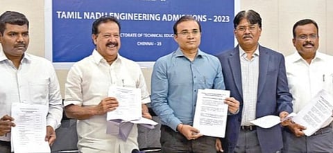 பொறியியல் கலந்தாய்வு அட்டவணையை அமைச்சர் பொன்முடி நேற்று வெளியிட்டார். உடன் உயர்கல்வி செயலர் ஏ.கார்த்திக், தொழில்நுட்பக் கல்வி இயக்குநர் டி.ஜி.வினய், அண்ணா பல்கலை. துணைவேந்தர்  வேல்ராஜ், பொறியியல் சேர்க்கை செயலர் புருஷோத்தமன்.படம்: ம.பிரபு