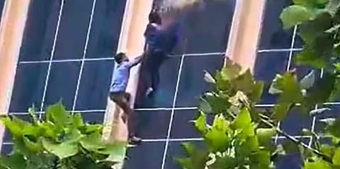 தீ விபத்தில் தப்பிக்க 3-வது மாடியில் இருந்து குதித்தவர்கள் காயம்