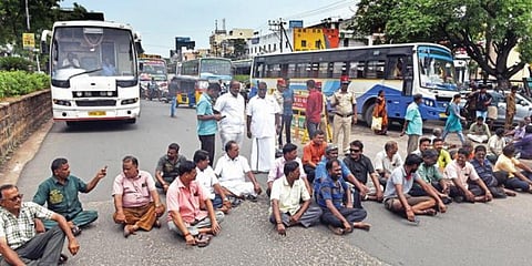 ‘ஸ்மார்ட் சிட்டி' திட்டத்தில் புதுச்சேரி புதிய பேருந்து நிலையம் சீரமைப்பு பணிக்கு எதிர்ப்பு தெரிவித்து வியாபாரிகள் சாலை மறியலில் ஈடுபட்டனர். படம்: எம்.சாம்ராஜ்