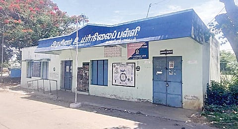 மாணவர்களின் குறை தீருமா? | ‘இடிச்சிக்கிட்டு உக்கார்றான் டீச்சர்’ - 59 சென்ட் நிலத்தில் பள்ளி கட்டிடம் எப்போது?