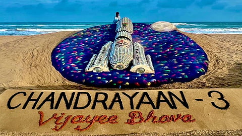சுதர்சன் பட்நாயக் வடிவமைத்துள்ள மணற் சிற்பம்