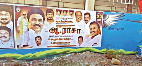 பாளையங்கோட்டை வ.உ.சி. மைதான சுற்றுச்சுவரில் தத்ரூபமாக வரையப்பட்டிருந்த
ஓவியங்களின் மீது ஒட்டப்பட்ட சுவரொட்டிகள். | படங்கள்: மு.லெட்சுமி அருண்