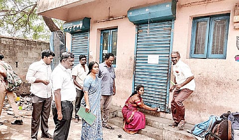 பூந்தமல்லியில் திருக்கச்சி நம்பிகள் மற்றும் வரதராஜப் பெருமாள் கோயிலுக்கு சொந்தமான நிலத்தை ஆக்கிரமித்து கட்டப்பட்ட கட்டிடங்களுக்கு நேற்று இந்து சமய அறநிலையத் துறை அதிகாரிகள் சீல் வைத்து நிலத்தை மீட்டனர்.