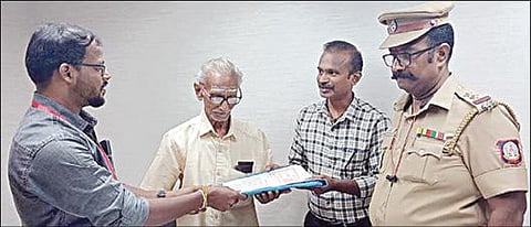 சென்னை கோயம்பேட்டைச் சேர்ந்த முதியவர் ராதாகிருஷ்ணனின் பழக்கடை பத்திரத்தை மீட்டுக் கொடுத்த போலீஸார்.