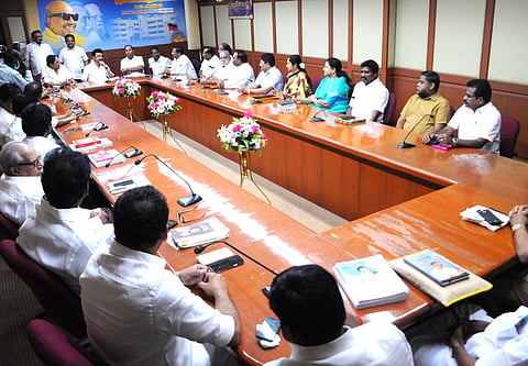 நாடாளுமன்ற கூட்டத்தொடர் தொடர்பாக திமுக எம்.பி.,-க்கள் கூட்டம் அண்ணா அறிவாலயத்தில் நேற்று நடந்தது. இதில் முதல்வர் ஸ்டாலின், அமைச்சர் துரைமுருகன் உள்ளிட்டோர் பங்கேற்றனர். படம்:எஸ்.சத்தியசீலன்