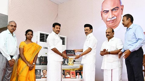 புத்தகங்களை வழங்கிய முதல்வர் மு.க.ஸ்டாலின்