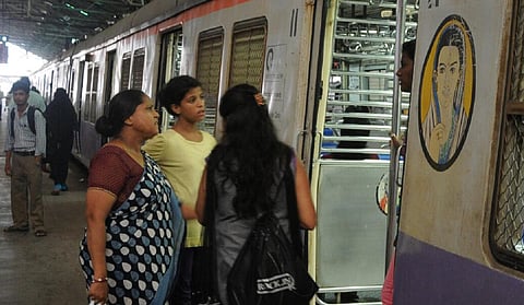 சென்னை மின்சார ரயில்களில் பெண்களுக்கான பெட்டிகளை நடுப்பகுதிக்கு மாற்றியமைக்க திட்டம்