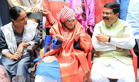 மத்திய அமைச்சர் தர்மேந்திரா பிரதானுடன் கே.வி.கிருஷ்ணன்