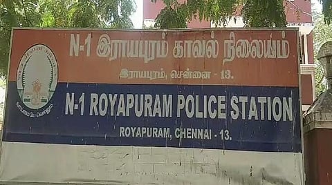 சென்னை | கட்சி நிர்வாகியின் பேனரை கிழித்த விவகாரம்: திமுக பெண் கவுன்சிலர் கணவர் மீது வழக்கு