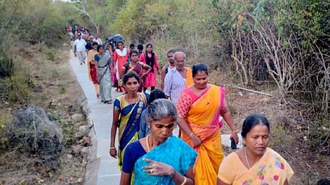 அமாவாசையை முன்னிட்டு சதுரகிரியில் 15,000+ பக்தர்கள் சுவாமி தரிசனம்