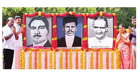தியாகிகள் தினத்தையொட்டி, சென்னை காந்தி மண்டப வளாகத்தில் உள்ள தியாகிகள் மணிமண்டபத்தில் அலங்கரித்து வைக்கப்பட்டிருந்த தியாகிகள் செண்பகராமன், ஆர்யா என்கிற பாஷ்யம், சங்கரலிங்கனார் ஆகியோரது படங்களுக்கு தமிழக அரசு சார்பில் அமைச்சர்கள் மு.பெ.சாமிநாதன், மா.சுப்பிரமணியன், சென்னை மேயர் ஆர்.பிரியா, ஏ.எம்.வி.பிரபாகர ராஜா எம்எல்ஏ, செய்தி மக்கள் தொடர்புத் துறை இயக்குநர் த.மோகன் உள்ளிட்டோர் நேற்று மலர்கள் தூவி மரியாதை செலுத்தினர்.