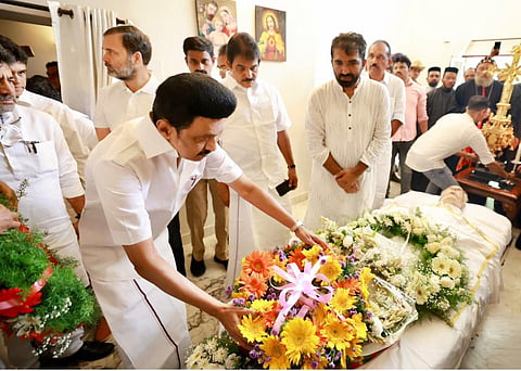 உம்மன் சாண்டி உடலுக்கு மலர் வளையம் வைத்து முதல்வர் மு.க.ஸ்டாலின் அஞ்சலி
