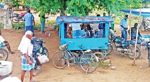 மல்லூரில் சேலம் - நாமக்கல் தேசிய நெடுஞ்சாலையோரம் திறந்த வெளியில் நின்று மது அருந்ததுவோர்.  | படம்: கி.பார்த்திபன்