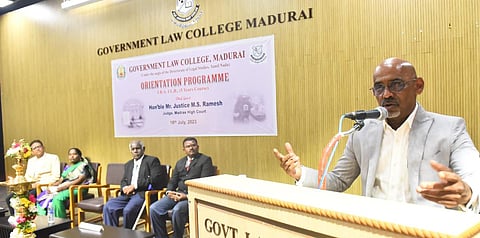 மதுரை அரசு சட்டக்கல்லூரியில் மாணவர்கள் அறிமுக விழாவில் உயர் நீதிமன்ற நீதிபதி எம்.எஸ்.ரமேஷ் பேசினார்.  (படம்: எஸ்.கிருஷ்ணமூர்த்தி)