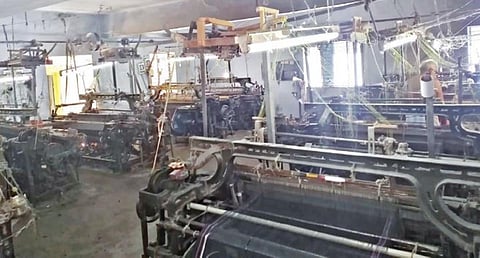 விடுமுறை காரணமாக குமாரபாளையத்தில் உள்ள விசைத்தறிக் கூடங்கள் வெறிச்சோடி காணப்படுகிறது.