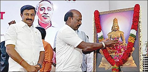 சென்னை மாநிலக் கல்லூரியில் நேற்று நடைபெற்ற தமிழ்நாடு நாள் விழாவில் அமைச்சர்கள் மு.பெ.சாமிநாதன், மா.சுப்பிரமணியன் ஆகியோர் பங்கேற்று அங்கு வைக்கப்பட்டிருந்த தமிழன்னை உருவப்படத்துக்கு மலர் தூவி மரியாதை செலுத்தினர்.படம்: ம.பிரபு