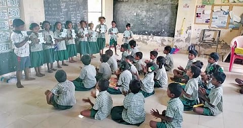பள்ளிக் கட்டிடம் இல்லாததால் அங்கன்வாடியில் கல்வி பயிலும் கோழிப்பள்ளம் மாணவர்கள்