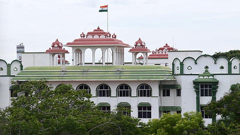நீதிமன்ற உத்தரவை நிறைவேற்றாத அதிகாரிகள் மீது கருணை காட்ட முடியாது: ஐகோர்ட்