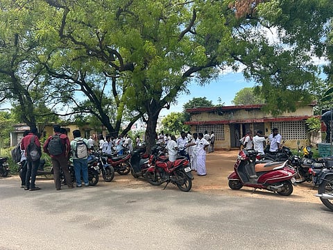 மதுரை கொட்டாம்பட்டி அருகே கருங்காலக்குடியில் பொதுப்பணித்துறை அலுவலகத்தில் நடந்த ஏலத்தில் இருக்கை வசதியின்றி வெளியேறிய ஏலதாரர்கள் அதிகாரிகளிடையே வாக்குவாதம் ஏற்பட்டது.
