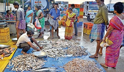 மதுரையில் அமைகிறது ஒருங்கிணைந்த மீன் மார்க்கெட் - வெளியேற மறுக்கும் வியாபாரிகளால் சிக்கல்