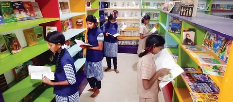 ஓசூர் அருகே ஜுஜுவாடி அரசு மேல்நிலைப் பள்ளியில் ரூ.7 லட்சம் மதிப்பில் புதிதாகத் திறக்கப்பட்டுள்ள நூலகத்தில் ஆர்வமுடன் புத்தகங்களை வாசிக்கும் மாணவ, மாணவிகள்.