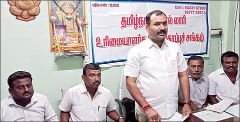நாமக்கல்லில் செய்தியாளர்களைச் சந்தித்த தமிழ்நாடு மணல் லாரி உரிமையாளர்கள் பாதுகாப்பு சங்க தலைவர் கே.ராஜசேகர். உடன் நிர்வாகிகள்.