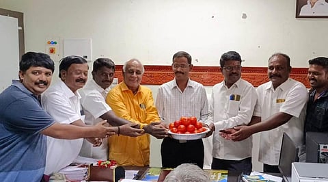 புதிதாக பொறுப்பேற்ற சூளகிரி வட்டாட்சியருக்கு ‘தக்காளி’ கொடுத்து வரவேற்ற பொதுமக்கள்!