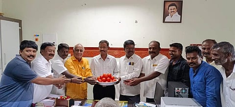 சூளகிரி தாலுகா அலுவலகத்தில் நேற்று புதிதாக பொறுப்பேற்று கொண்ட வட்டாட்சியர் சக்திவேலுக்கு, பொதுமக்கள், விவசாயிகள் சார்பில் தக்காளி கொடுத்து வரவேற்பு அளித்தனர்.  