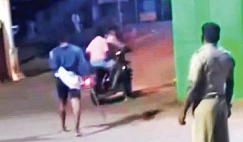 சிவகங்கை அரசு மருத்துவமனையில் வாளை காட்டி மிரட்டியவர்கள்.