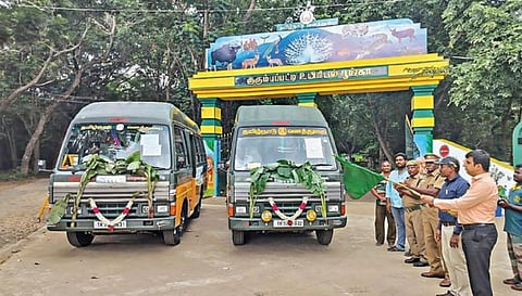 சேலம் குரும்பப்பட்டி உயிரியல் பூங்காவுக்கு, சுற்றுலாப் பயணிகள் வந்து செல்ல வசதியாக வனத்துறை சார்பில் இயக்கப்படும் 2 வாகனங்களை, மாவட்ட வன அலுவலர் கஷ்யப் ஷஷாங்க் ரவி கொடியசைத்து தொடங்கி வைத்தார்.