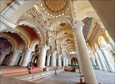 மதுரை திருமலை நாயக்கர் மகாலில் வியக்க வைக்கும் வேலைப்பாடுகளுடன் அமைந்துள்ள பிரம்மாண்ட தூண்கள். படம்: நா.தங்கரத்தினம்