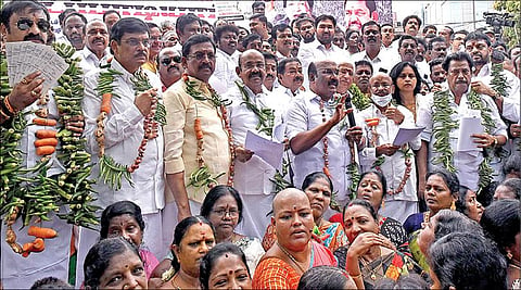 காய்கறி விலை உயர்வு | அதிமுக சார்பில் தமிழகம் முழுவதும் ஆர்ப்பாட்டம்: மாவட்ட செயலாளர்கள் பங்கேற்பு