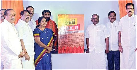 பாஜக மாநிலத் தலைவர் அண்ணாமலையின், ஊழலுக்கு எதிரான ‘என் மண், என் மக்கள்’ நடை பயணத்தில் இடம்பெற உள்ள 'மக்கள் புகார் பெட்டி' அறிமுக விழா சென்னையில் நேற்று நடந்தது. விழாவில், பாஜக மூத்த தலைவர்கள் பொன்.ராதாகிருஷ்ணன், ஹெச்.ராஜா, பாஜக மகளிரணி தேசிய தலைவர் வானதி சீனிவாசன், நயினார் நாகேந்திரன் எம்எல்ஏ உள்ளிட்டோர் கலந்து கொண்டு ‘மக்கள் புகார் பெட்டி’ யை அறிமுகம் செய்தனர். படம்: எஸ்.சத்தியசீலன்