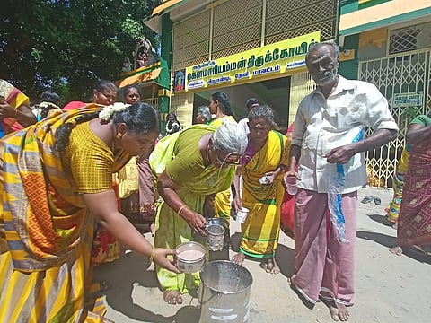 ஆடி முதல்வெள்ளியை முன்னிட்டு வீரபாண்டி கவுமாரியம்மன் கோயிலில் கூழ் ஊற்றி நேர்த்திக்கடன் செலுத்திய பக்தர்கள். படம்:என்.கணேஷ்ராஜ்