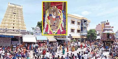 ராமேசுவரம் ராமநாத சுவாமி கோயில் ஆடித் திருக்கல்யாணத் திருவிழாவையொட்டி நேற்று நடைபெற்ற  தேரோட்டத்தில் பங்கேற்ற பக்தர்கள். (உள்படம்) தேரில் எழுந்தருளிய பர்வதவர்த்தினி அம்பாள்.﻿﻿